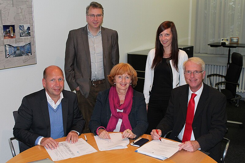 Kooperationspartner (v.l.n.r.): Frank Dworaczek (Abfallwirtschaft Lahn-Dill), Patrick Möser (Lahn-Dill-Akademie), Felicitas von Küchler (INBAS GmbH), Nadine Maihack (Lahn-Dill-Akademie), Stephan Aurand (Kreisausschuss Lahn-Dill-Kreis) (Foto: Lahn-Dill-Kreis)